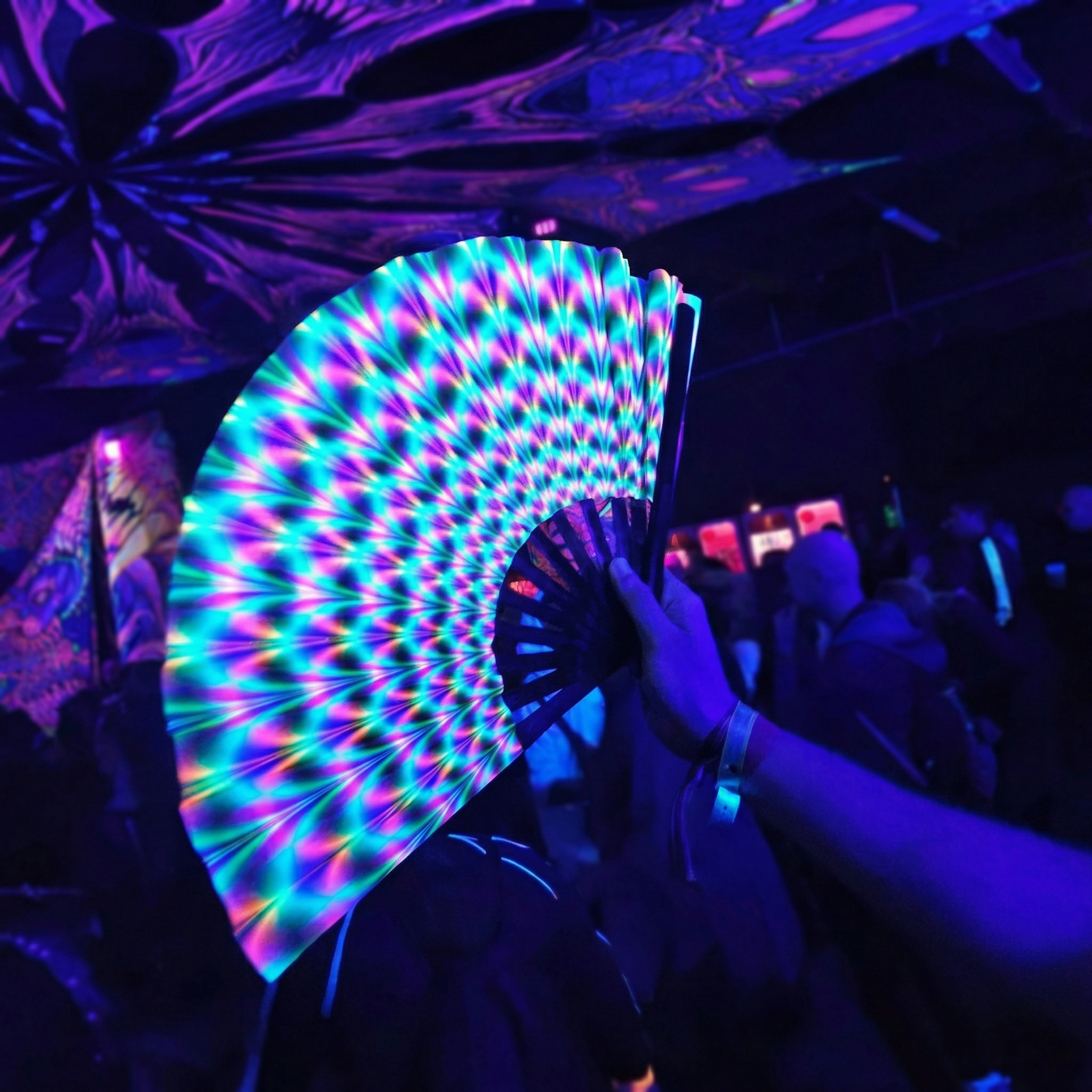 Prizma – UV Bambusz Legyező (33 cm)